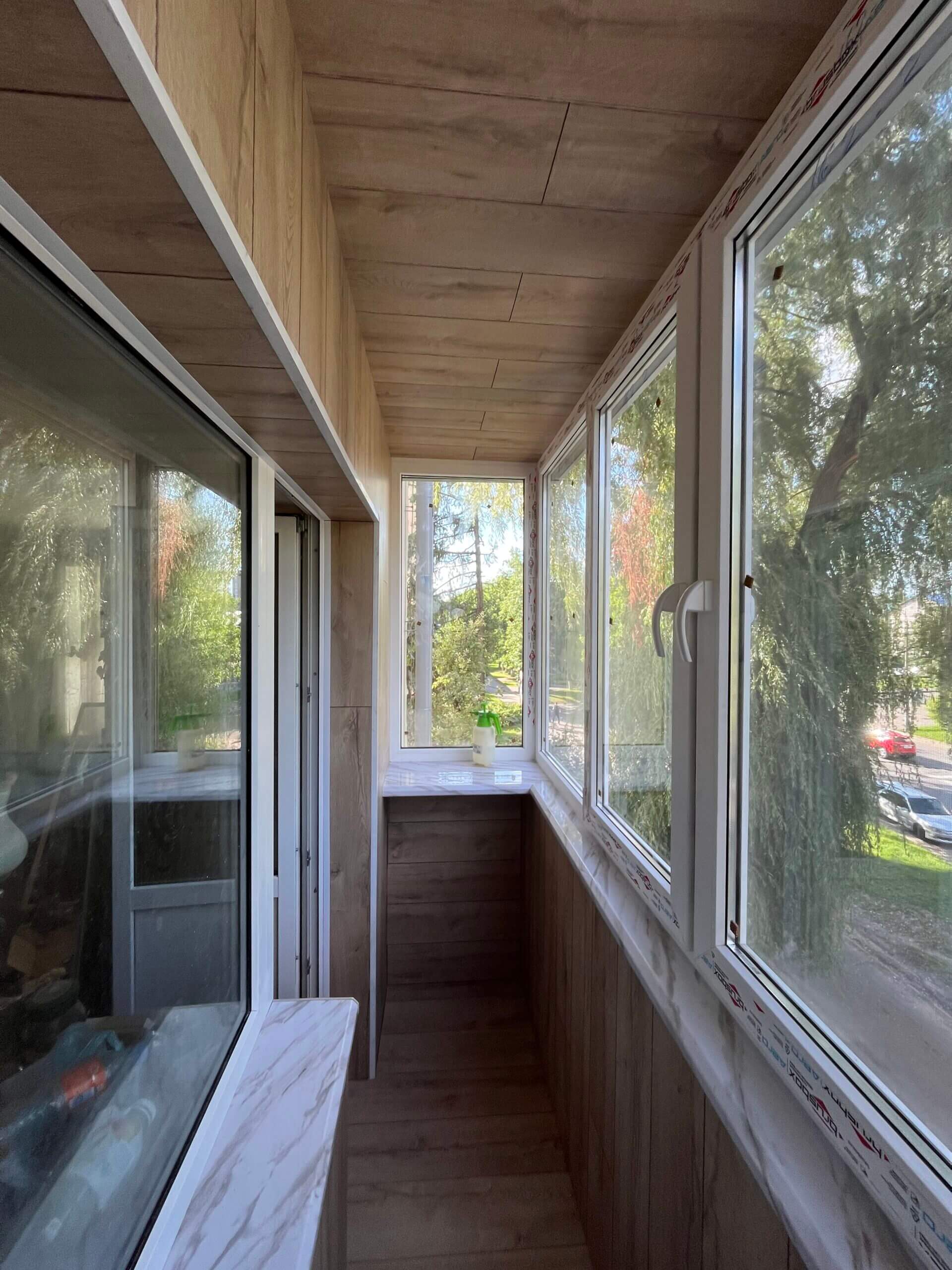 Обшивка балкона ламинатом